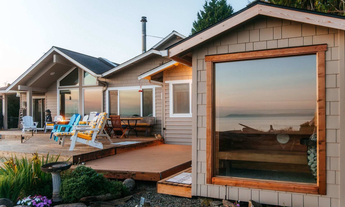 Kingston House | Beach Cove: Waterfront Getaway with Kayaks