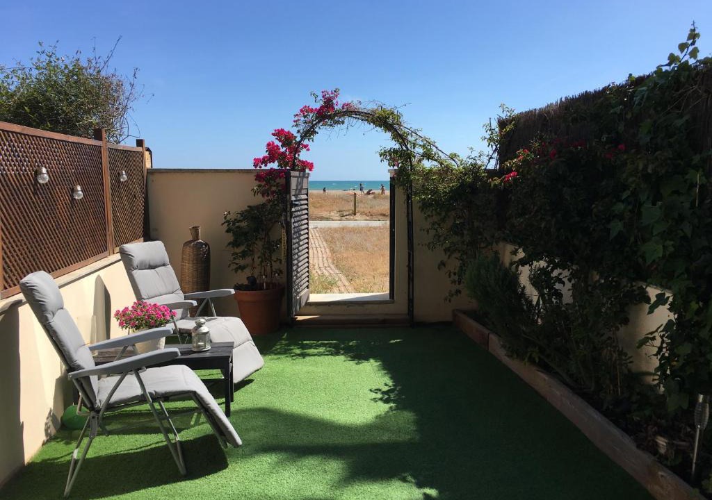 Castelldefels Apartment | Beach flat with garden