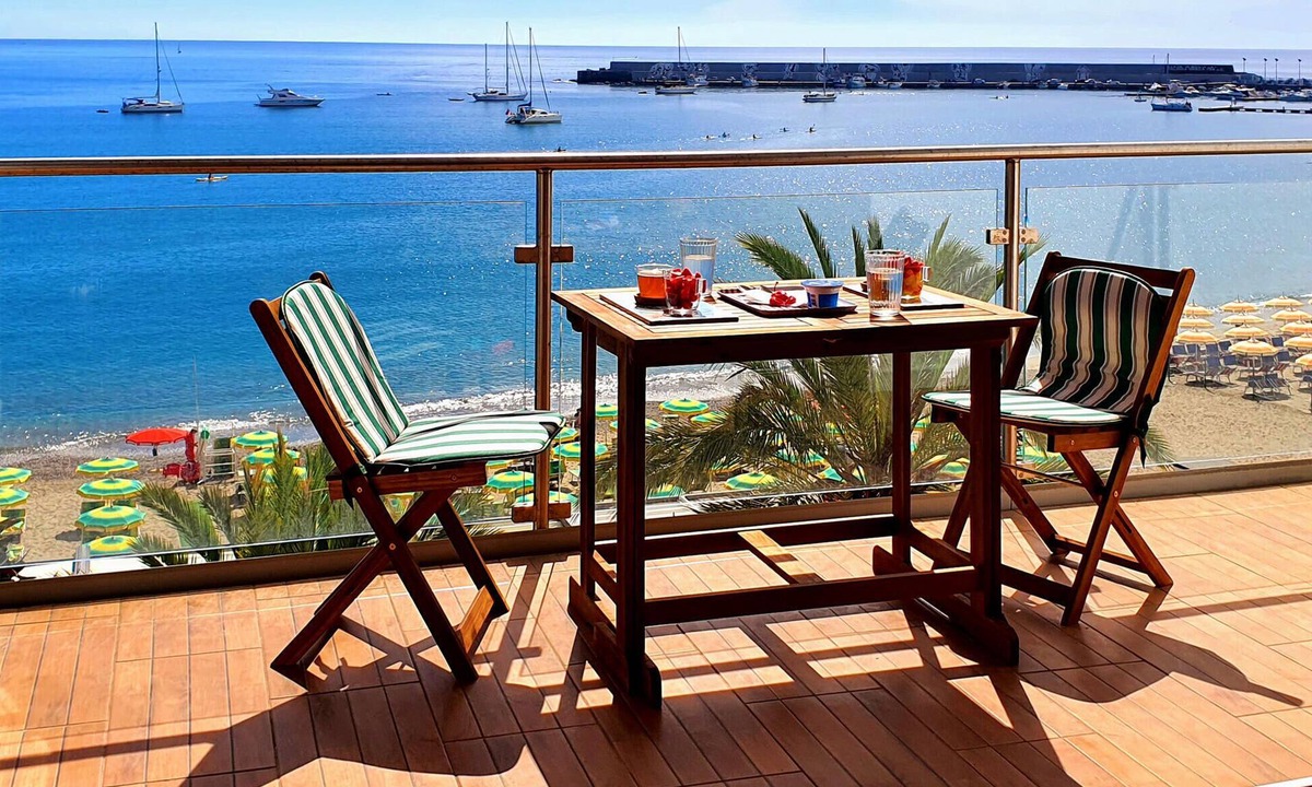 Giardini Naxos Apartment | Beach front apartment in Giardini Naxos