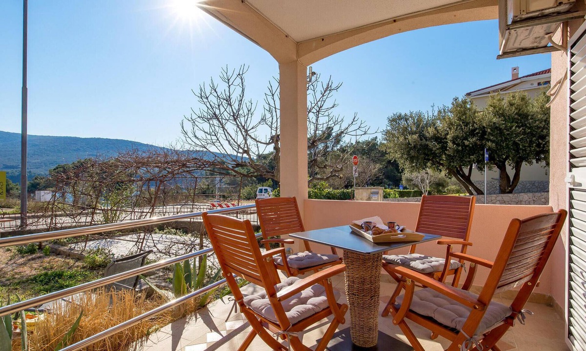 Cres Apartment | Beach front apartment in Cres with WiFi