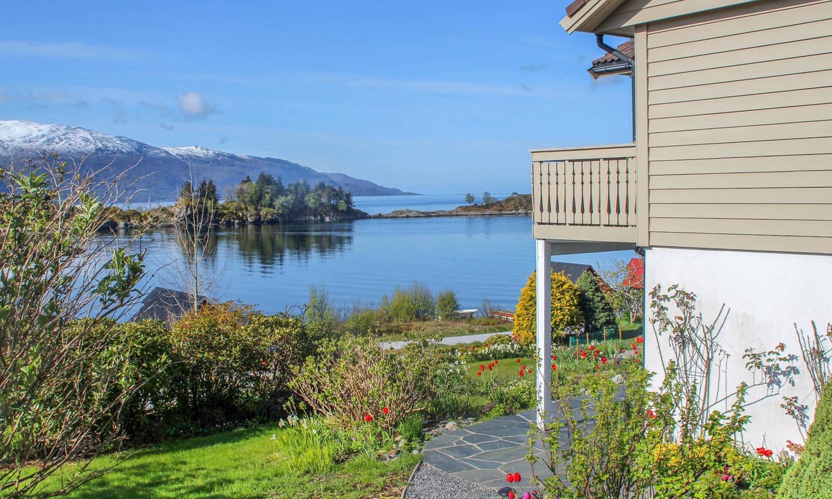 Flora Apartment | Beach front apartment in Svortevik with WiFi