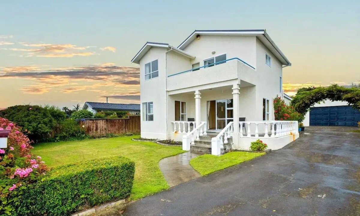 Haumoana Villa | Beach-front Bliss: Coastal Paradise Awaits