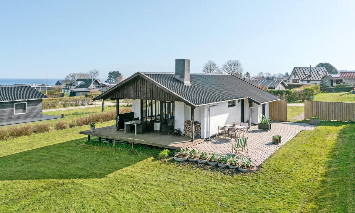 Middelfart House | Beach front home in Asperup with house sea view