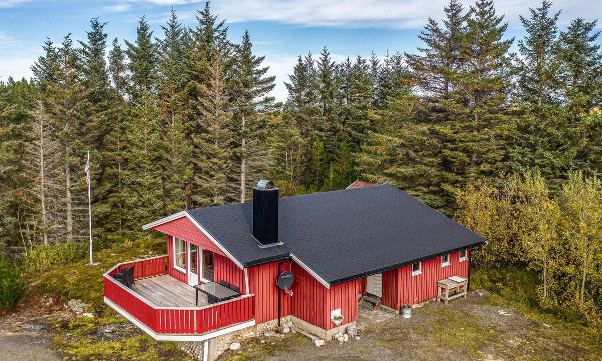 Gjengstoa House | Beach front home in Farstad with house sea view