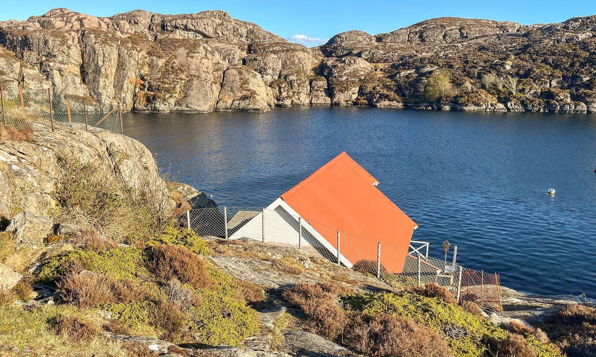Fjell House | Beach front home in Fjell with house sea view