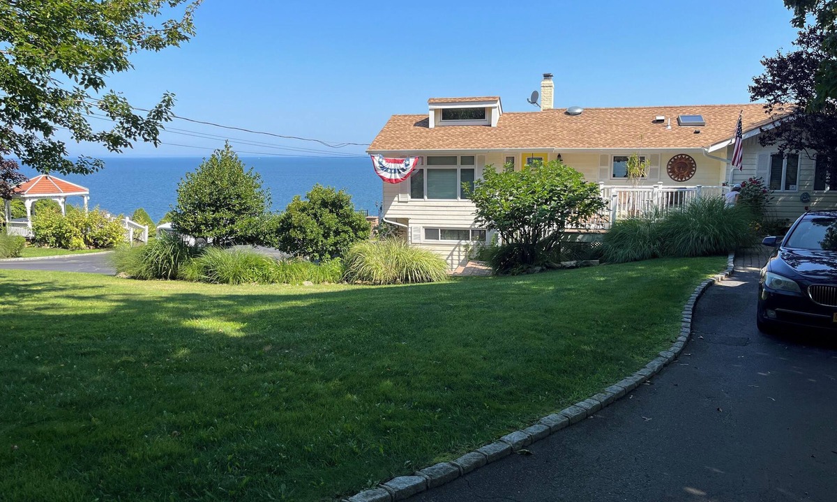 East Shoreham House | Beach front house amazing views 3/3, 8 person spa covered granite wet bar 55” TV