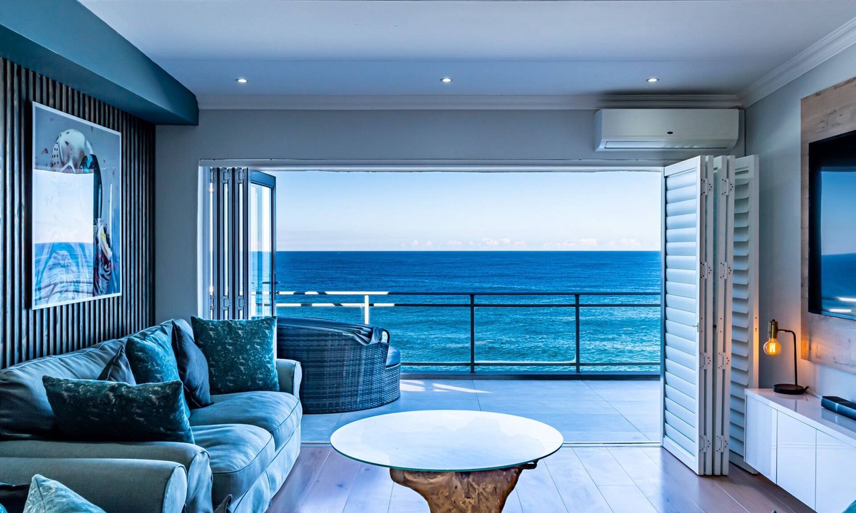 Shaka's Rock Apartment | Beach Front Penthouse Apartment (No load-shedding)