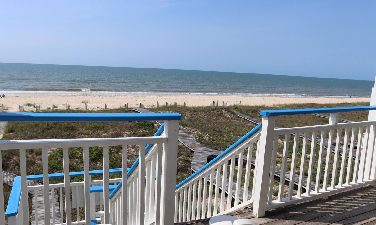 East End House | Beach Front Single House - 6 Person Hot Tub - Great views with Affordable Rate!