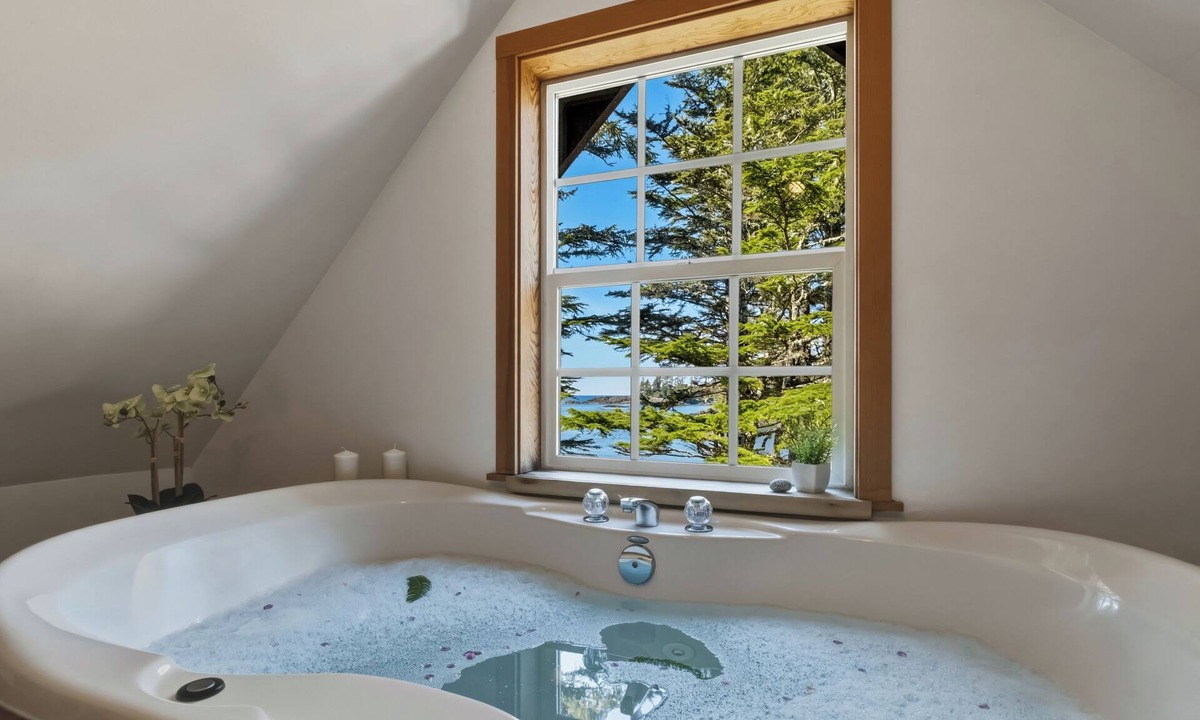Ucluelet Cabin | Beach Front w/2 Private Decks! With Ocean Views! Ocean Oasis