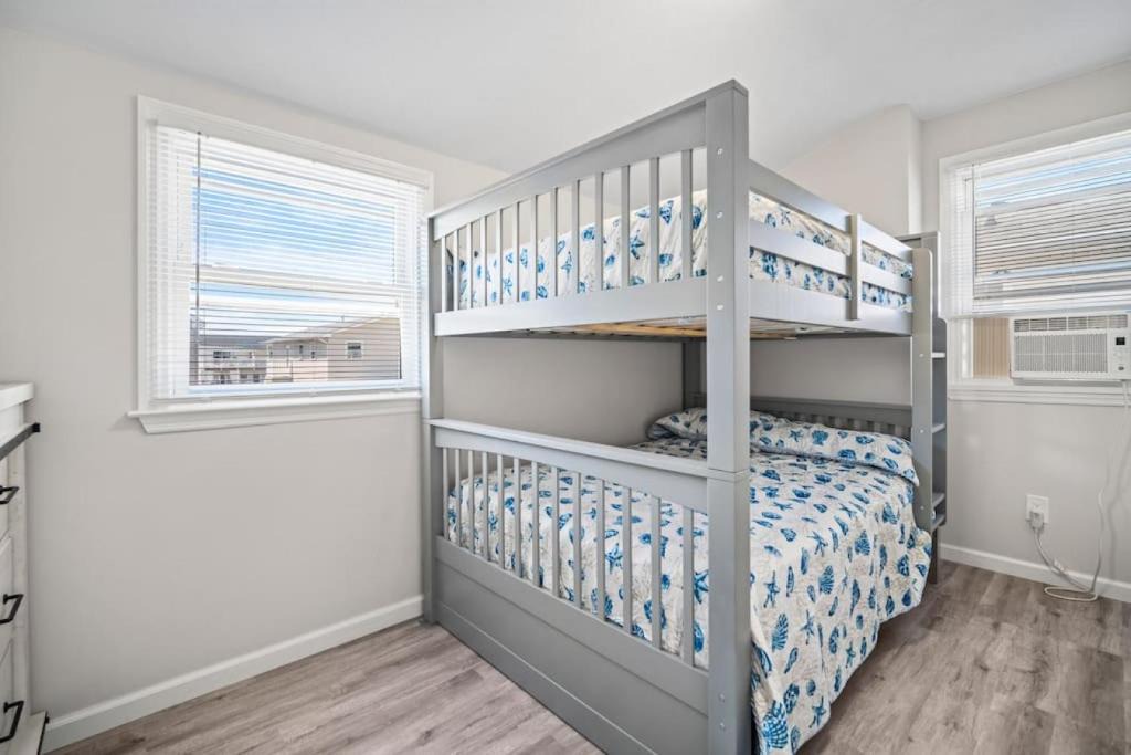 Southend House | Beach Getaway Parking 2 blocks to Beach