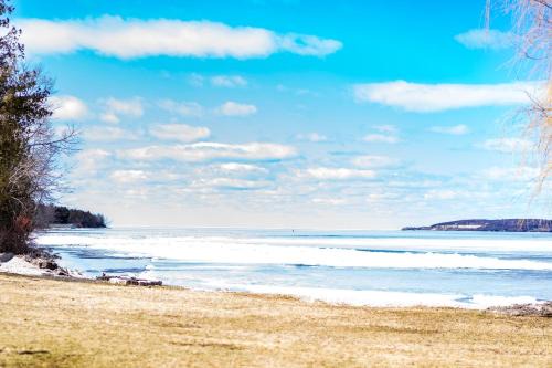 Sturgeon Bay Hotel | Beach Harbor Resort