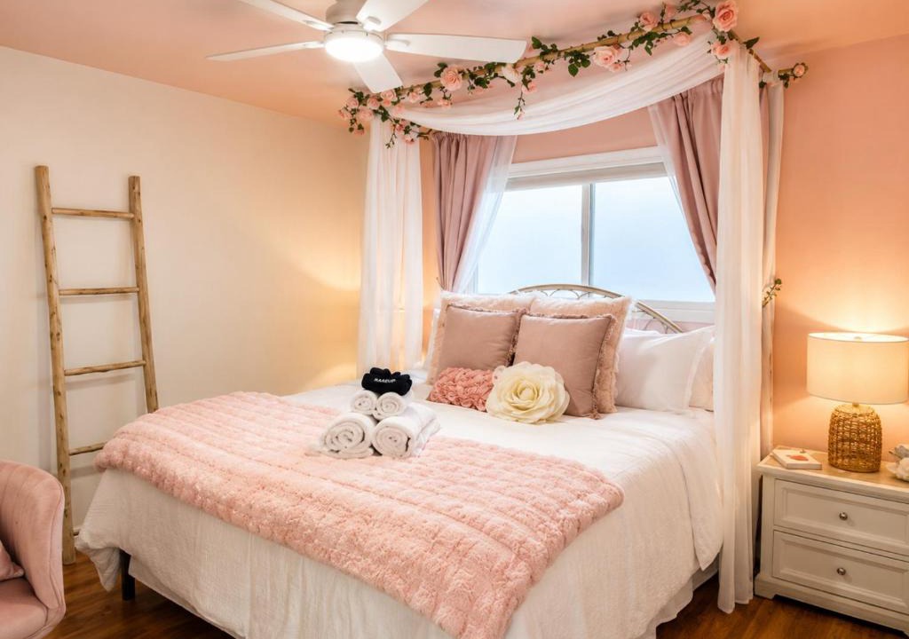 Gas Lamp Section Apartment | Beach Home with Gym and Cuddle Couch