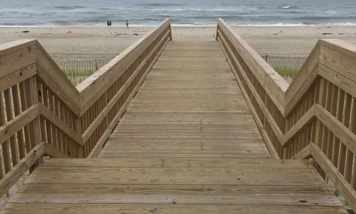 Seaview House | Beach house located in Ocean Beach/Seaview - steps away from the waves!