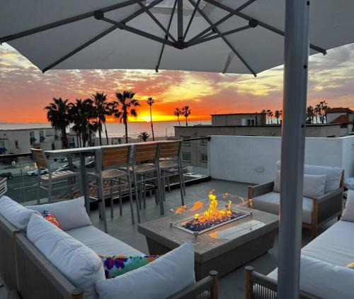 Huntington Beach House | Beach House with Rooftop Jacuzzi