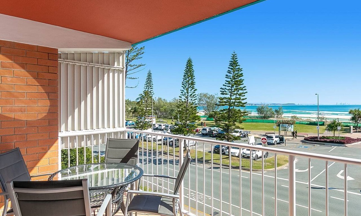 Coolangatta Apartment | Beach Lodge Unit 9 Beachfront unit in Coolangatta balcony with ocean views. close to clubs and shops