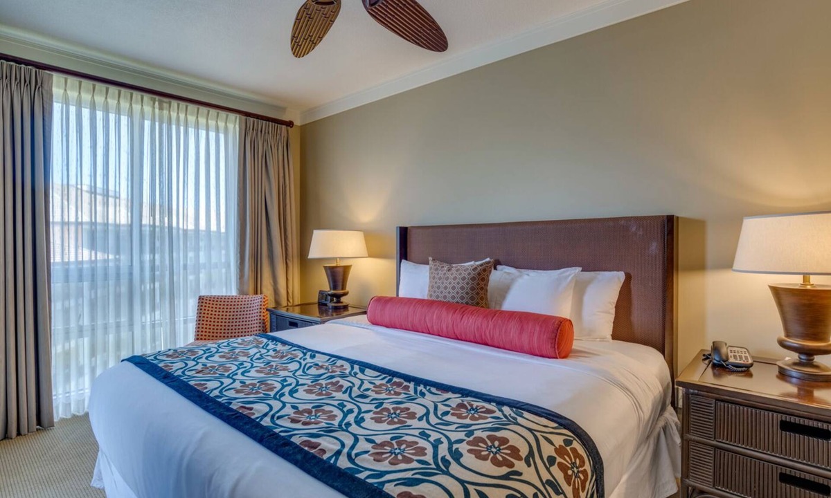 Honokowai Hotel | Beach paradise: Elegant Views with Full Kitchen, Onsite Parking and Pool View