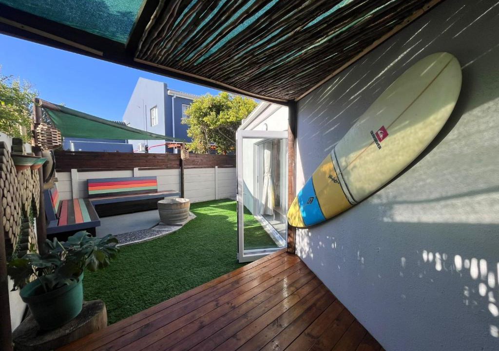 Bloubergstrand Apartment | Beach Pebble - 200m walk to beach kite surfer paradise, work friendly, pet friendly - must request