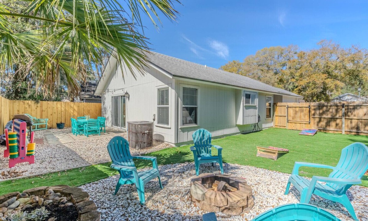 North Beach Apartment | Beach Retreat with Backyard Flair! w/Yard Games