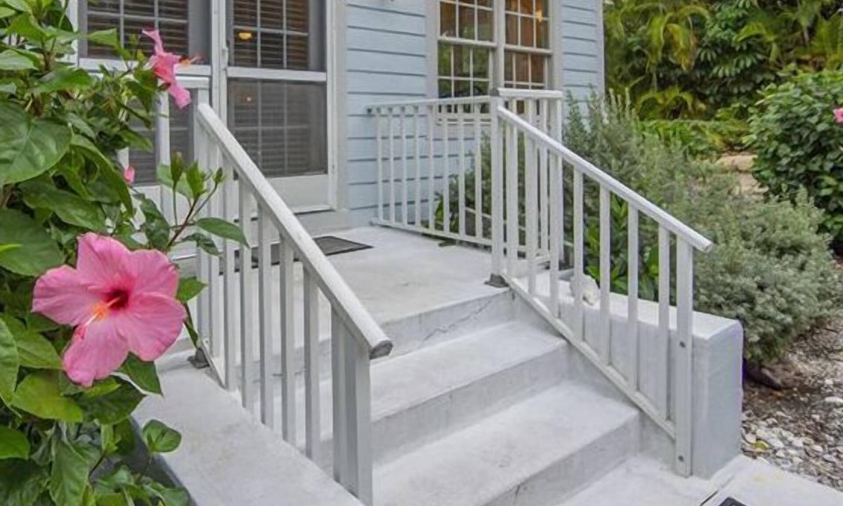 Sanibel House | Beach side four bedrooms, three bathroom home available for weekly rentals.