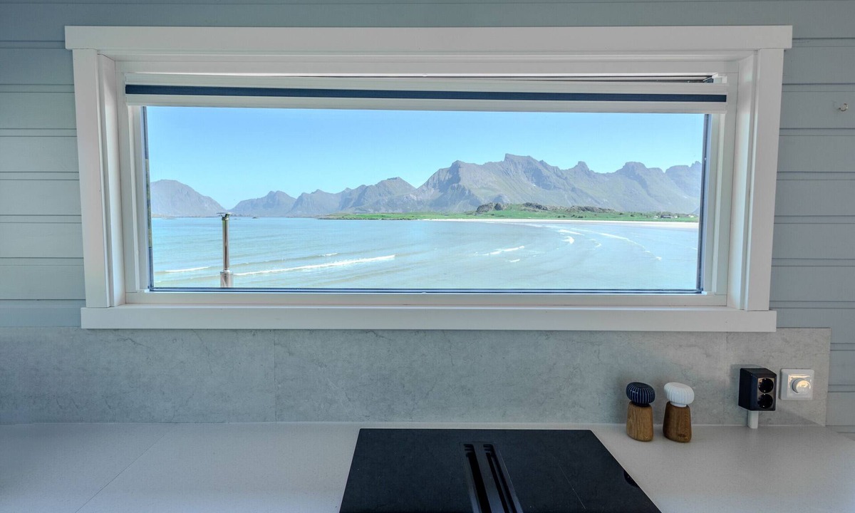 Flakstad Cabin | Beach side HeiaHytta in Fredvang