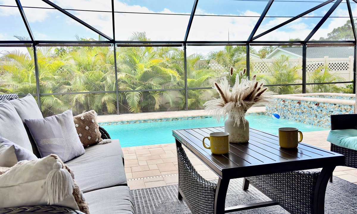 South Venice House | Beach Time Villa-heated pool & spa-4 bikes, game room-great amenities