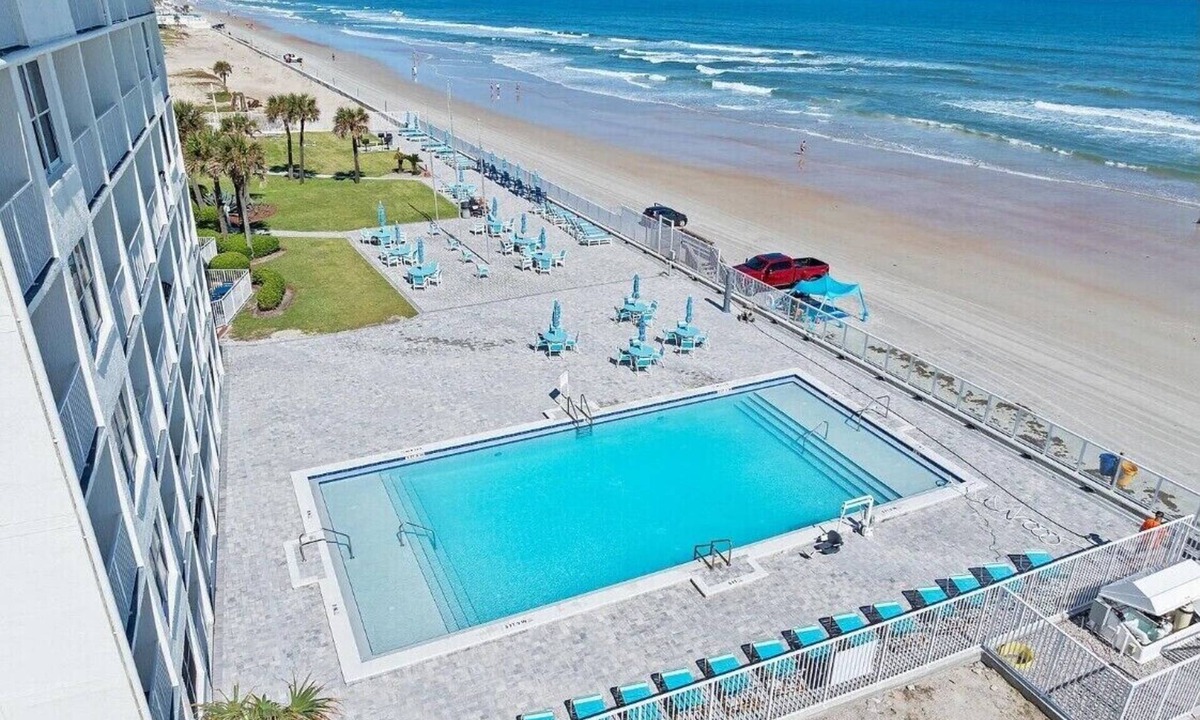South Peninsula Historic District Apartment | Beach- TWO Pools, 1 Heated-Comforts of Home-Amazing SUNRISE-Races-Bikes-Concerts