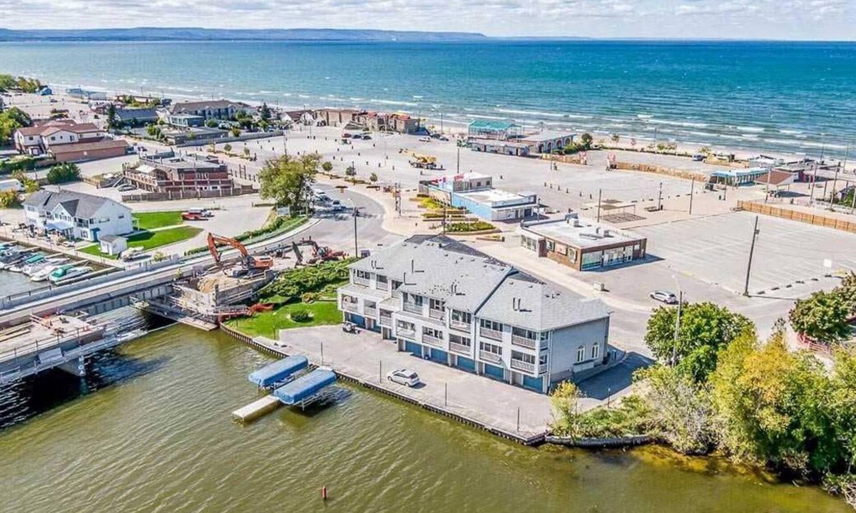 Wasaga Beach House | Beach1 Waterfront Stunning Views