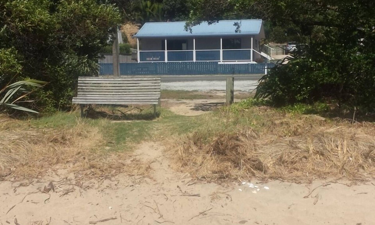 Tata Beach House | Beachaven FRONT Cottage - Kayaks and unlimited WiFi.