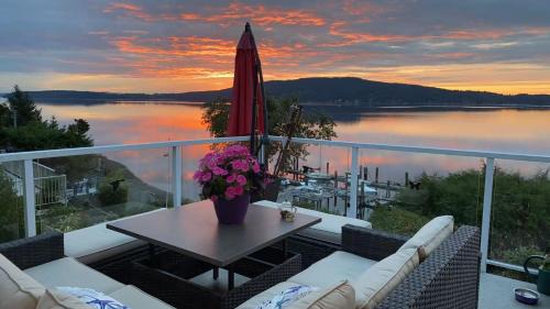 Bamberton House | Beachbreeze Oceanfront 4BR1Den4BA Romantic Sunrise & Celestial Views
