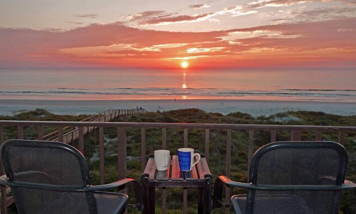 Crescent Beach Condo | Beachers' Lodge #402 top-floor 1 bedroom condo with stunning oceanfront view
