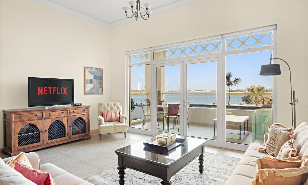 Palm Jumeirah Apartment | Beachfront 1 Bedroom in Palm Jumeirah with Sea Views