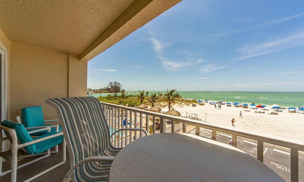 Madeira Beach Condo | Beachfront 1b 1b Suite - Beach Place #209