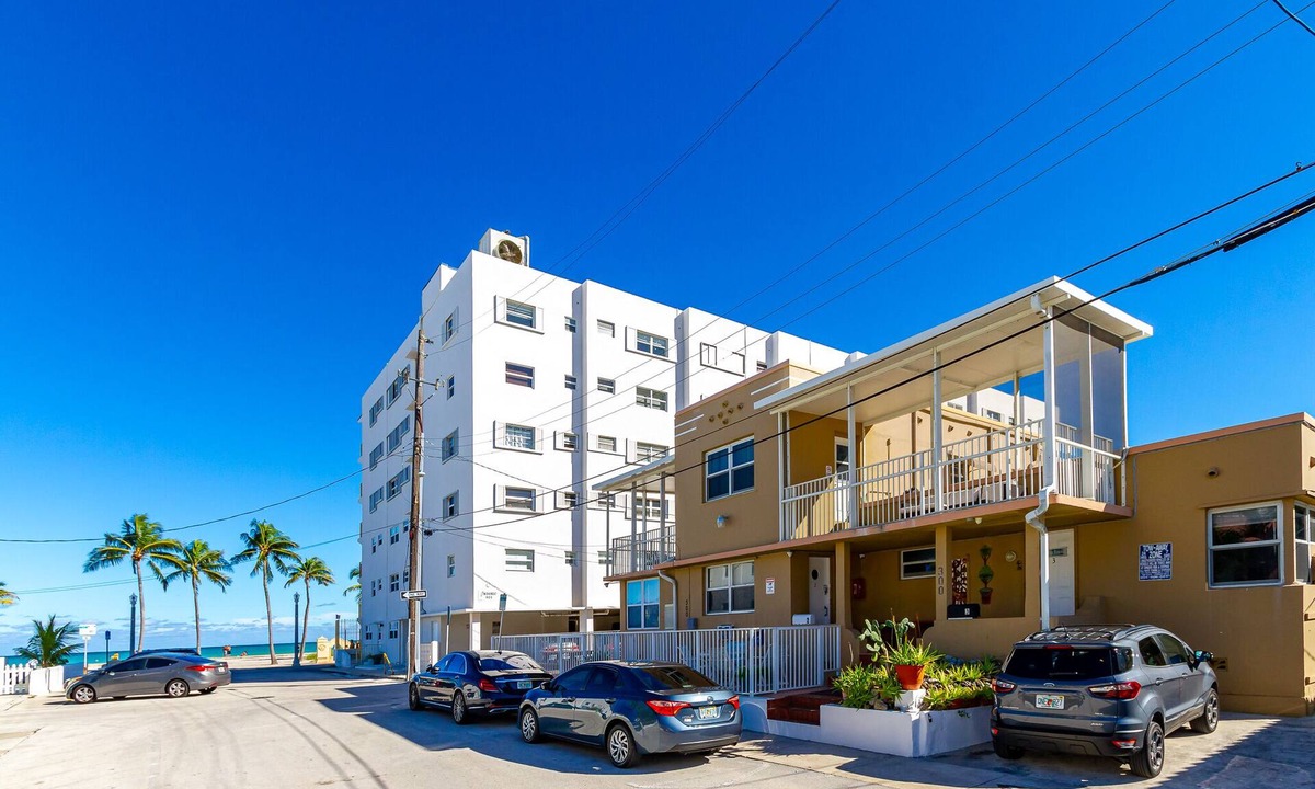 Hollywood South Central Beach Apartment | Beachfront 1BR/1BA/Ocean View Patio and Free Parking for 1 Compact Car