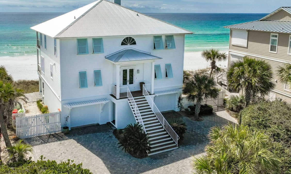 Gulf Trace House | Beachfront 3 Ocean View Suites DAILY BEACH CHAIR UMBRELLA SERVICE March-October
