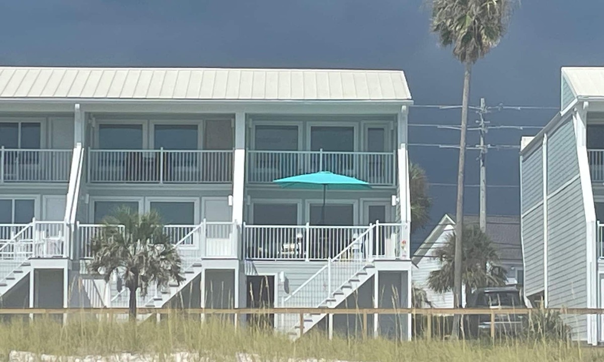 Sunnyside House | Beachfront 3-bedroom vacation home 1000 feet of beach just outside your door