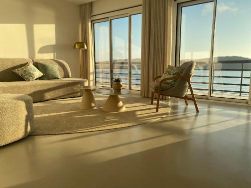 Sao Martinho do Porto Apartment | Beachfront 3bdr apt on Marginal Boulevard