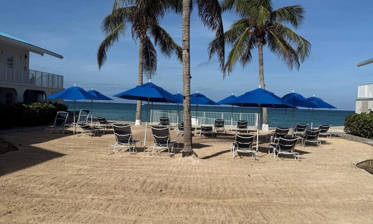 Seven Mile Beach Condo | Beachfront 3br Condo On Seven Mile Beach At #44 Cayman Reef Resort