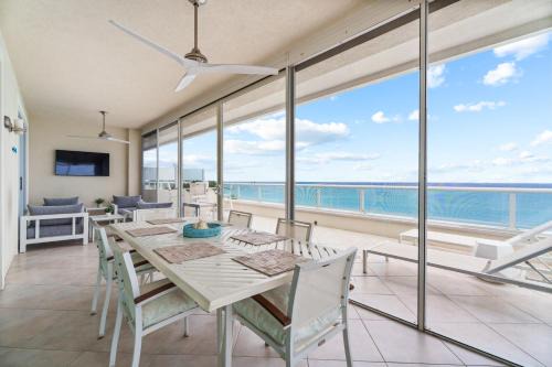 Seven Mile Beach Apartment | Beachfront 3Br Skyyard Ocean Views, Pool, Tv