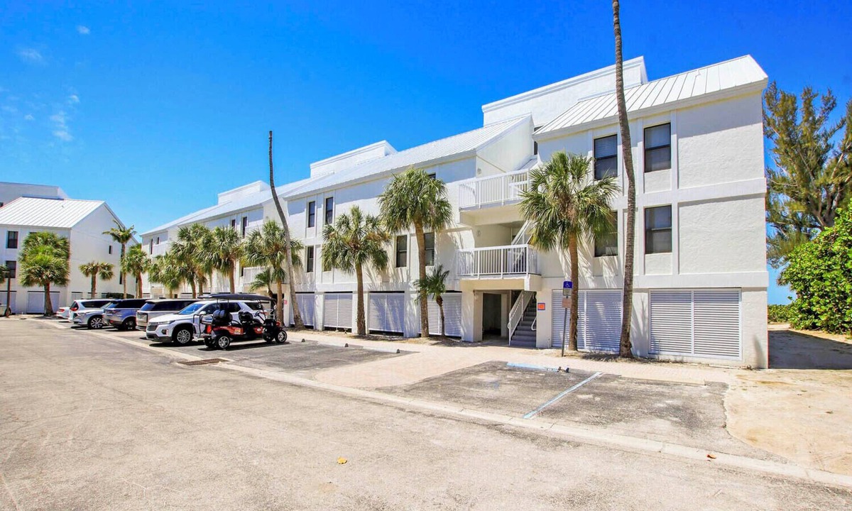 Captiva Villa | Beachfront 3BR Villa with Panoramic Gulf Views & Large Shared Pool w/King Bed