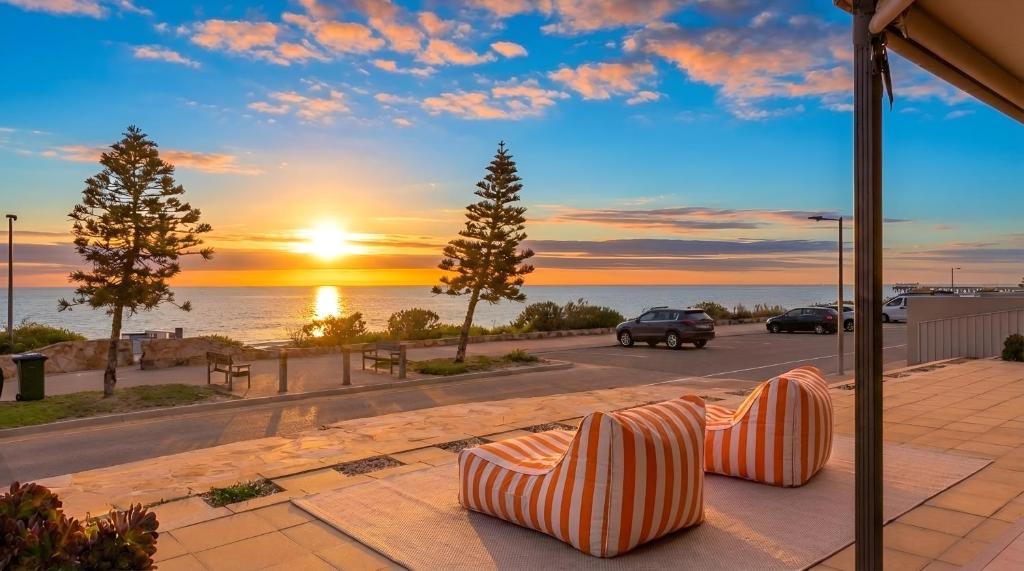 Henley Beach Apartment | Beachfront 3BR with Sauna & Pool Table - Newly Renovated