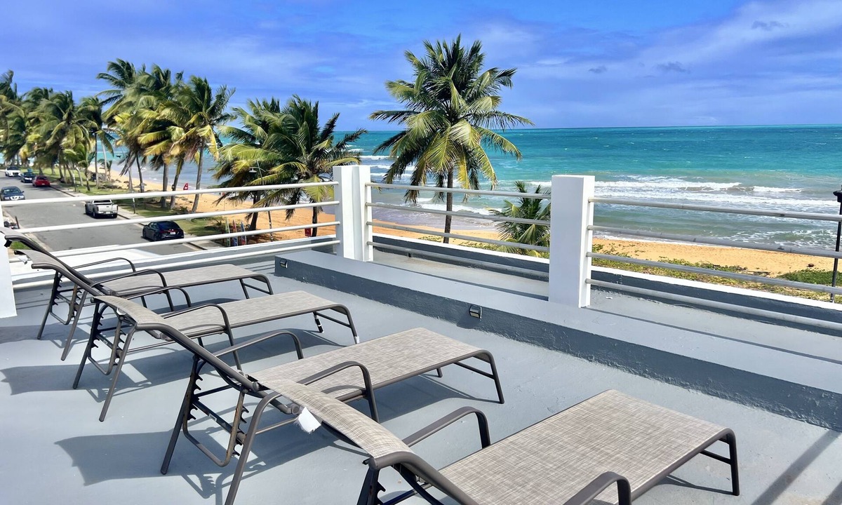 La Pared House | Beachfront 5br/4ba house w/roof top terrace & Swimming Pool