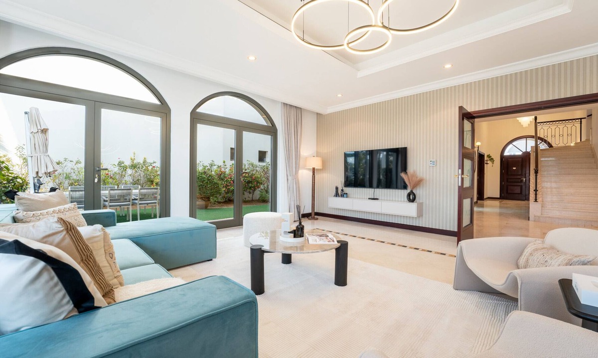 Palm Jumeirah Villa | Beachfront 6BR + Assistant's Room Villa with Private Pool, Palm Villa