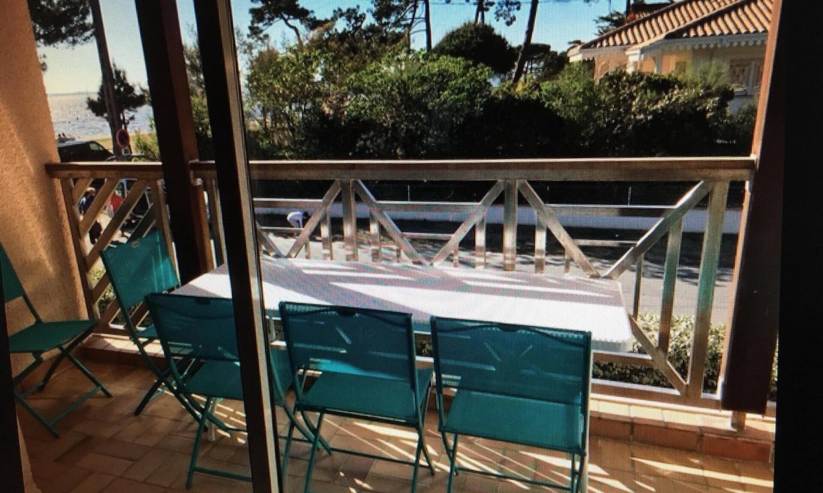 Andernos-les-Bains Apartment | Beachfront apartment with pool and tennis