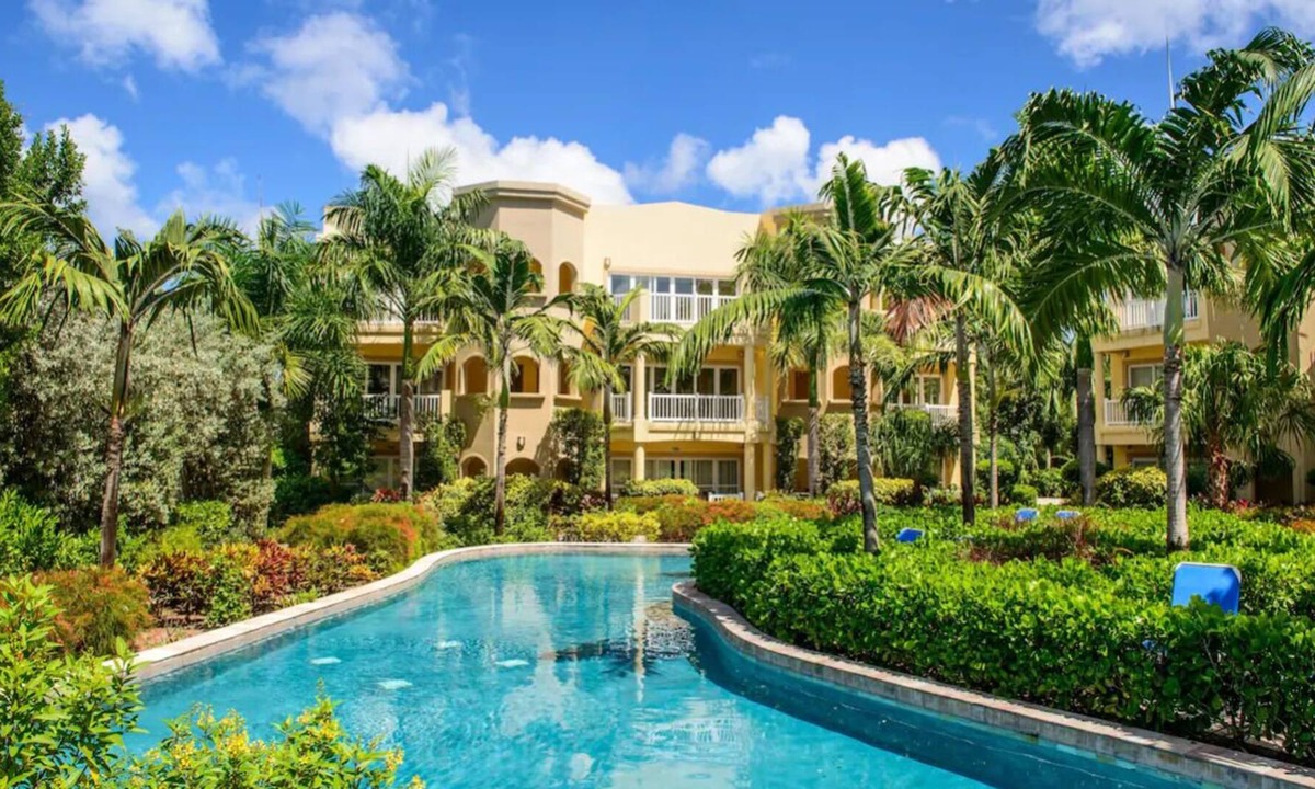 Cotton Ground House | Beachfront Accommodation! 4 Relaxing Spaces w/ FREE Parking, Outdoor Pools!