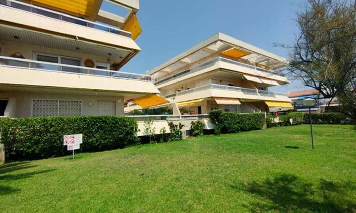 Parc de Mont-roig Apartment | Beachfront Apartment with Pool Access in Miami Playa