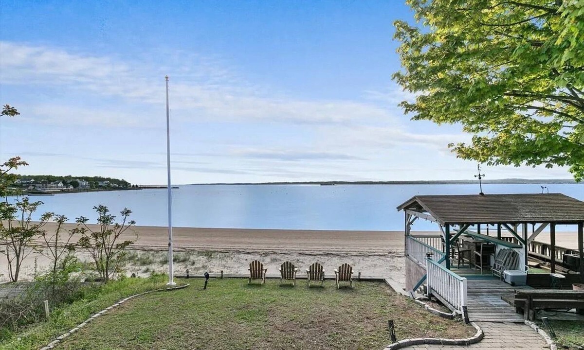 East Shore Apartment | Beachfront Apartment- 10 min from Downtown