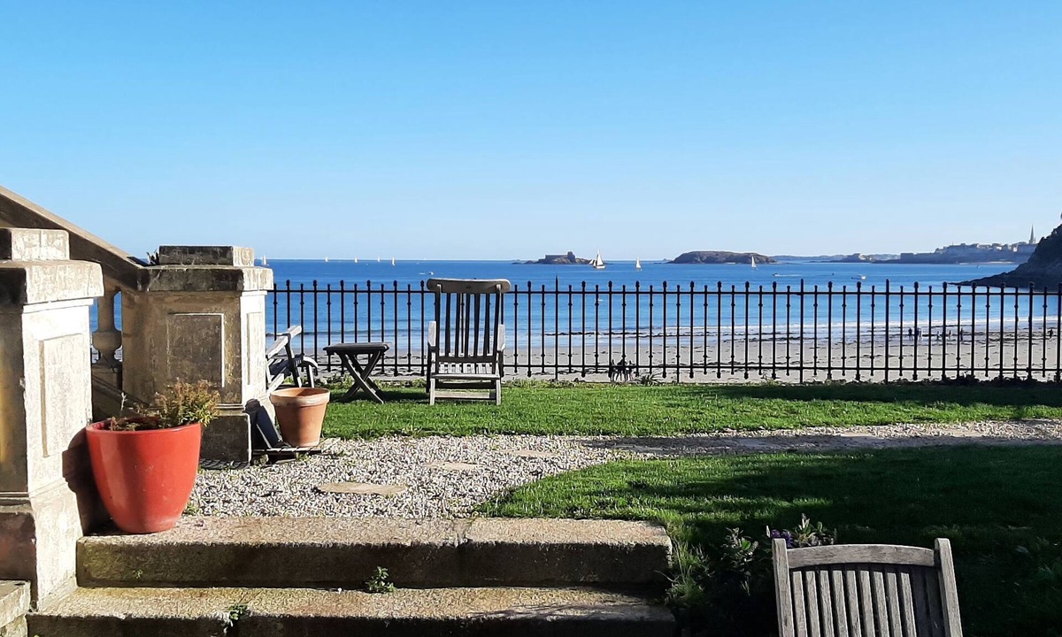 Dinard Apartment | Beachfront - Appart. 4/5pers private garden + parking .center of Dinard
