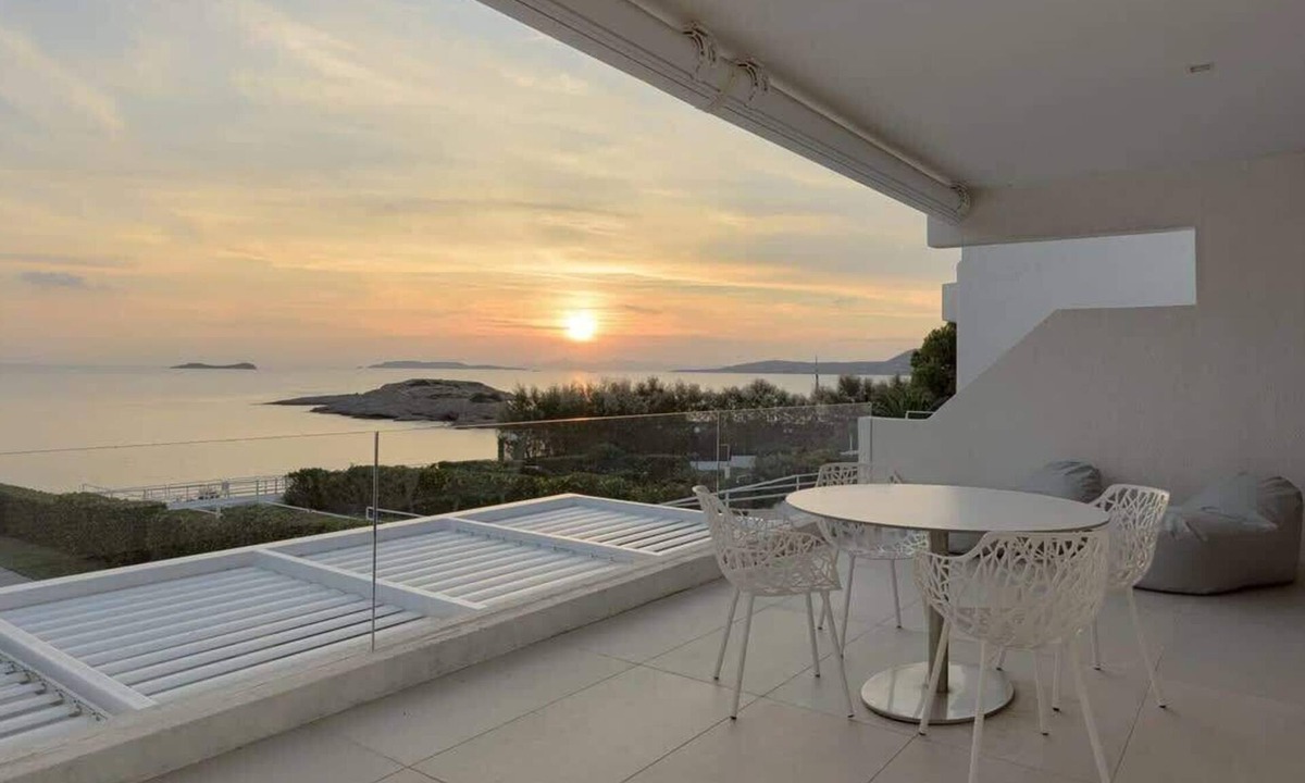 Kropia House | Beachfront Athenian Riviera 4BR 2 Kitchens