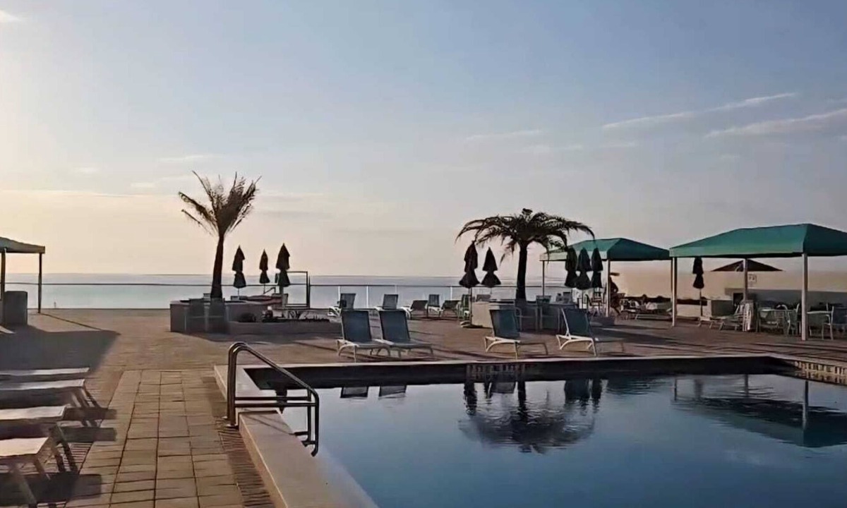 Hollywood South Central Beach Condo | Beachfront Available now or tomorrow Property right on the beach Garage Parking