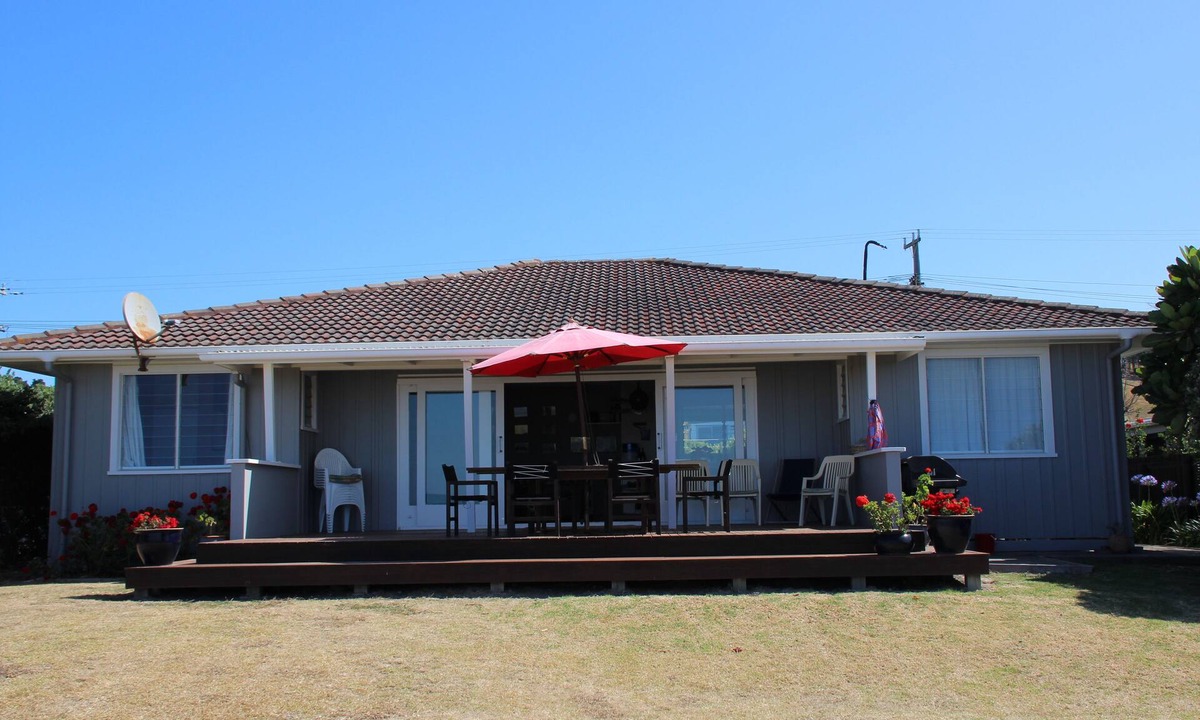 Waimarama House | Beachfront beauty